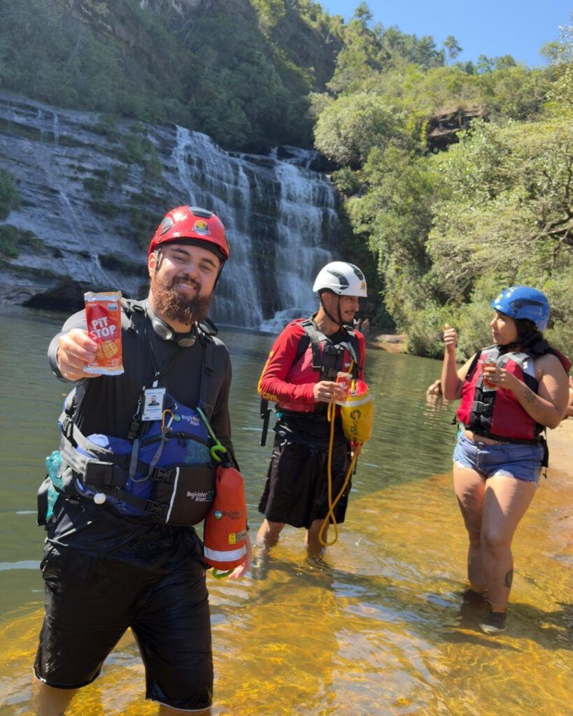 Guia de turismo profissional Alisson Henrique Wallis com equipamentos de segurança colete, capacete e cabo de resgate em frente a cachoeira do lago azul no rio Ribeirão Lajeado Grande em Jaguariaíva, Paraná.